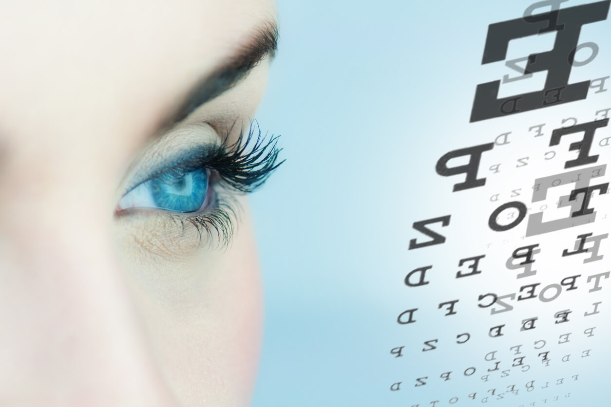 Mulher com olhos azuis