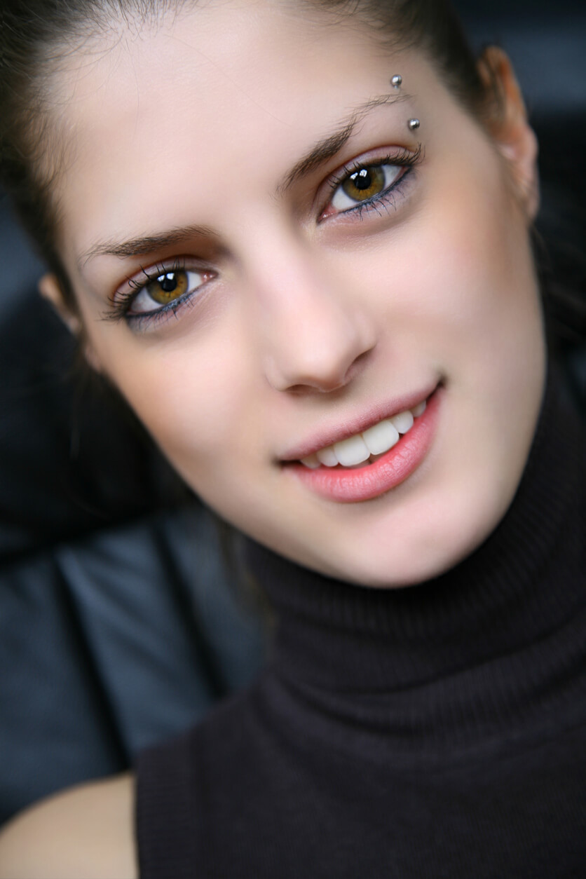 Piercing na região dos olhos. E quem usa óculos, deve evitar atritos da armação com o piercing