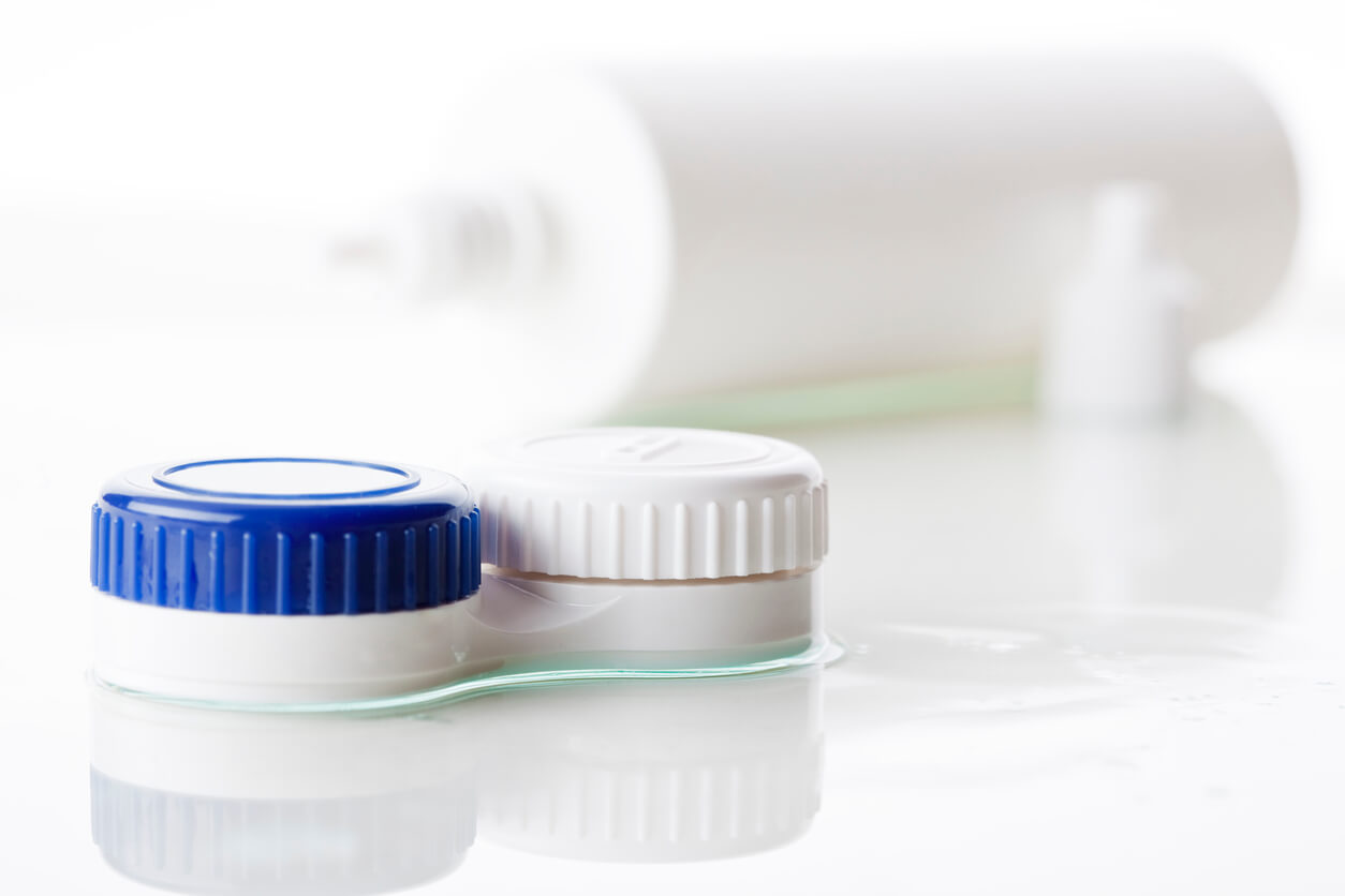 Quando trocar o estojo das lentes de contato para evitar infecções oculares?